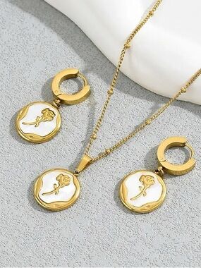NWT Rose Pattern Jewelry Set